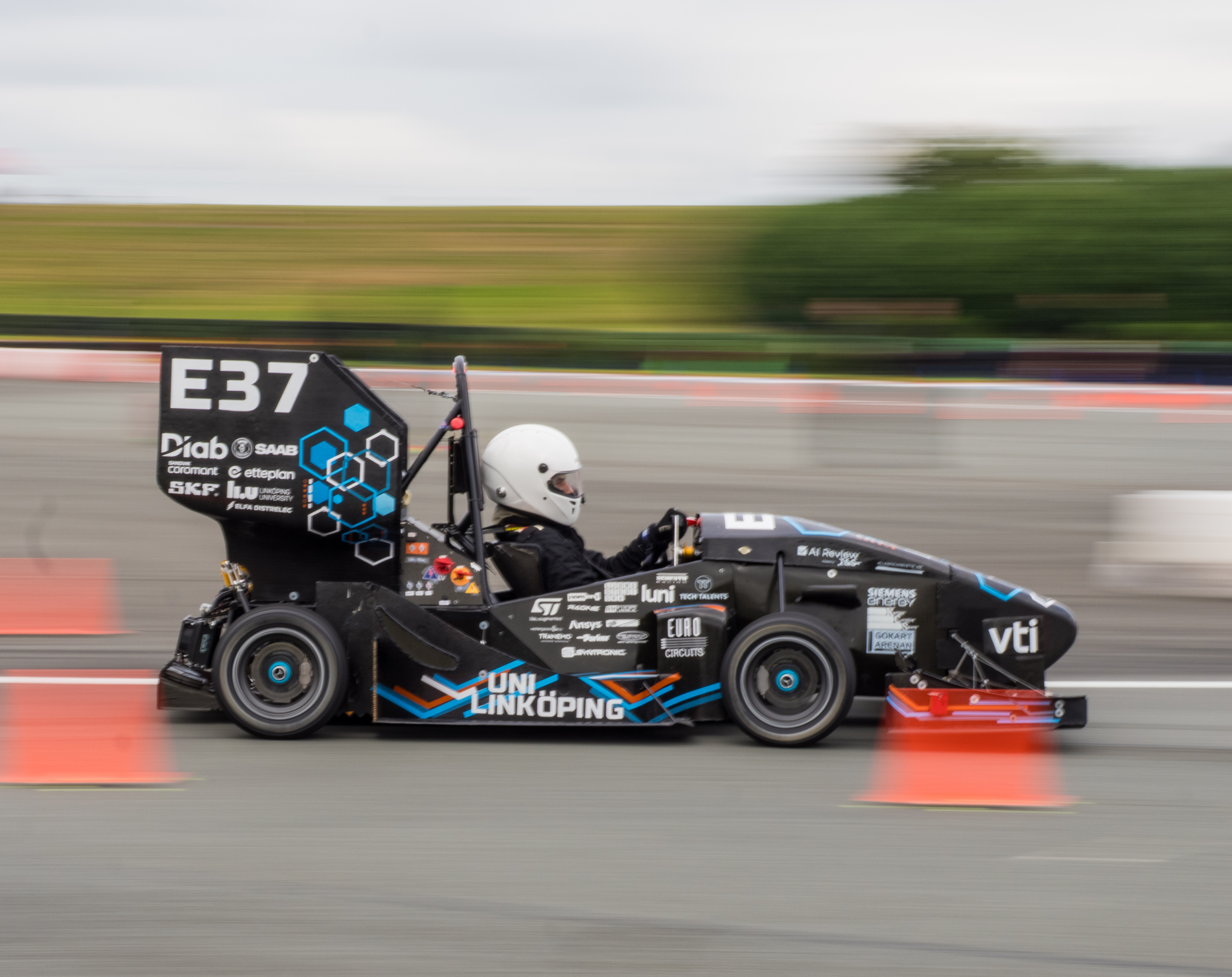 ER25 race car on track